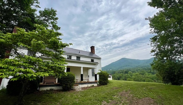 Peaceful Mountain Escape for Families – 3BR 2BA Farmhouse at Base of Sharp Top in Bedford