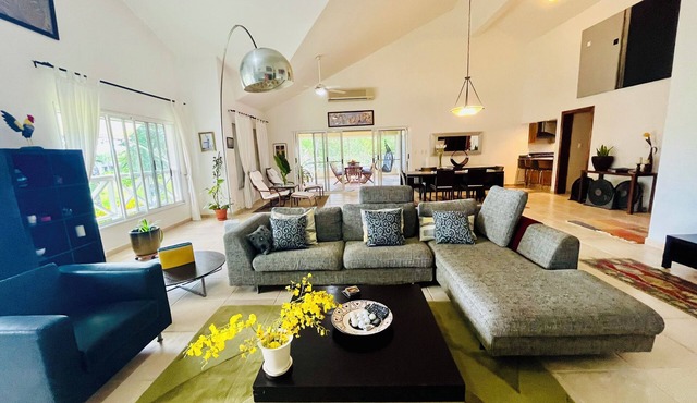 Penthouse, ideal for relaxing golf + beach vacation, white sand, clear water