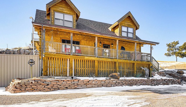 Pine Ridge Cabin on 62 Acres: Hot Tub & Views! in Chadron