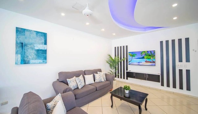 Plaza Achim 2BR APT, heart of nightlife area!