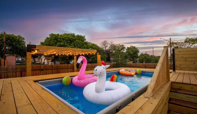 Pool-MovieTheater-KING BED & 5 minutes from the Alamodome & Riverwalk in San Antonio