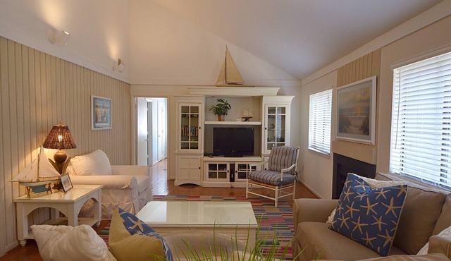 Private 3 Bdrm Oceanwoods home short walk to the beach wifi deck and grill. in Kiawah Island