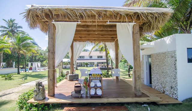 Private bedroom in beachfront resort with jacuzzi/billiard/pool/Wi-Fi/cable TV