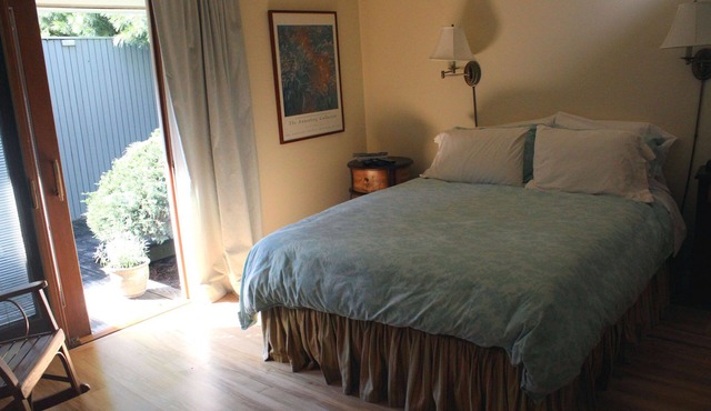 Private En Suite Large Master Bedroom With King Sized Bed in Burlington