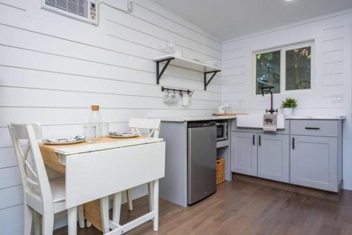Private Escape! Tiny home style in Camas