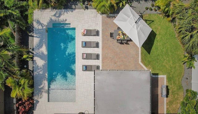 Private heated pool, 2 miles from beach, King bed, 1/4 mile East of Manor Lanes in Wilton Manors