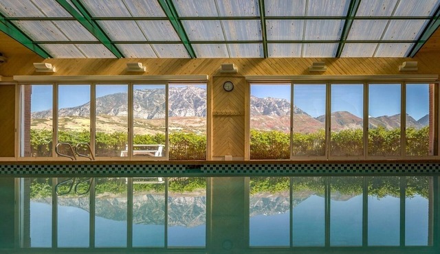 Private heatedPOOL JACUZZI SAUNA Ind Court + lower 2 levelsMansion! 8000sqFt in Orem