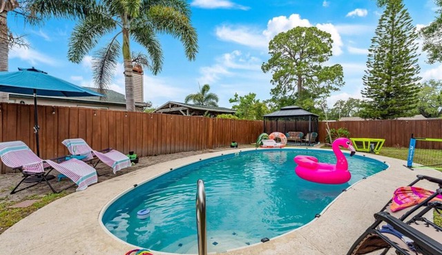 Private Pool 15 Minutes to the Beach & Downtown Saint Petersburg Florida in Pinellas Park
