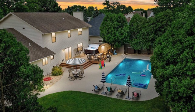Private Pool - Hot Tub - Sauna - Game Room - Pets in Sun Prairie