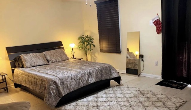 Private Suite w/free parking & high speed Wifi in Springfield