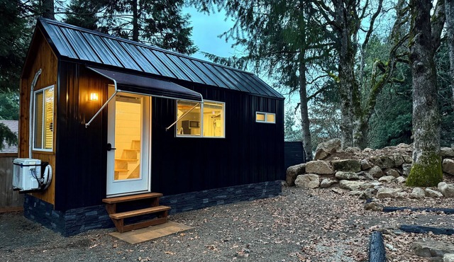 Private tiny home just minutes from town! in Underwood