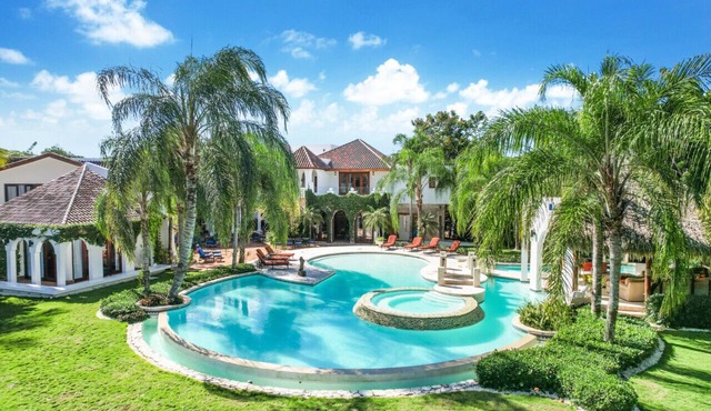Punta Aguila 61: Lavish villa w/full staff, resort pool, Jacuzzi & golf carts