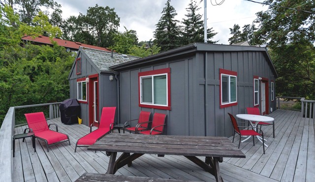Quaint & cozy home in DT Hood River, AMAZING Views off the privacy deck in Hood River