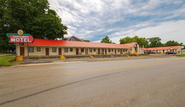 Queen Bed|Non-Smoking in Hiawatha