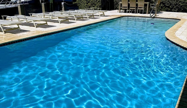 Quiet Luxury Canal Villa Near Fort Lauderdale Beach, restaurants and shops in Fort Lauderdale