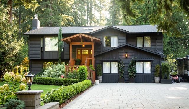 Rare Gem Fully Remodeled 6-bedroom house with WiFi, Sports Court, Large Backyard in Snohomish