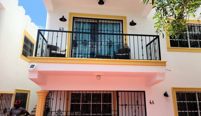 Recently renovated 2 Bedroom Apt, on the 1st floor with free parking