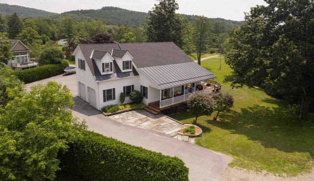Relax by "The Water's Edge" & enjoy amazing views and year round fun! 3BR/2.5BA in Castleton