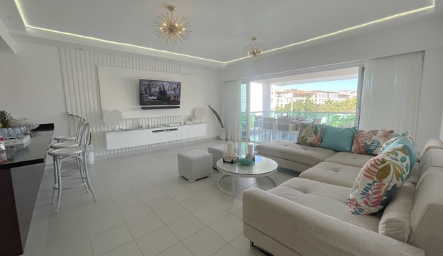 Relaxing 2 bedroom Ocean View with pool
