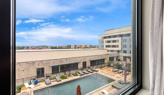 Relaxing Pool View Stay | Explore Galleria, Walk Trails and Enjoy Free Parking! in Bee Cave