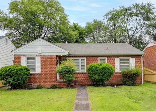 RF Central location w fenced backyard FIRE-PIT in Richmond