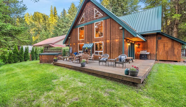 River views, Sleeps 6, with hot tub & fireplace & game room. in Leavenworth