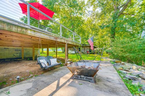 Riverfront Retreat w/Fire Pit & Deck in Heber Springs