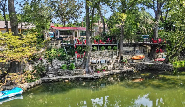 Riverhaus on the Guadalupe:Kayaks, SUP, Canoe - Sleeps 8, King beds in Canyon Lake