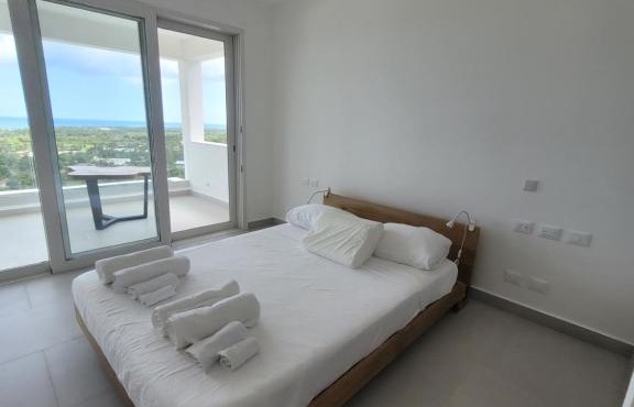 Rooms with shared bathroom in villa with infinity pool and seaview