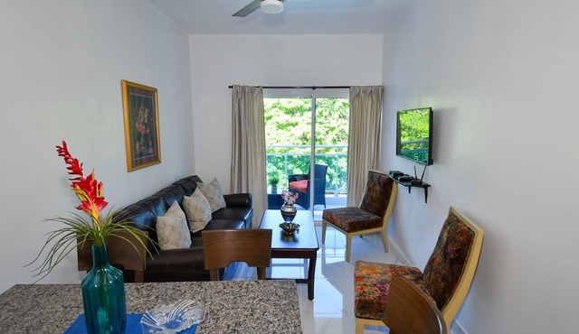 Rosil Place, Full Apt #9 with Roof-top Ocean View