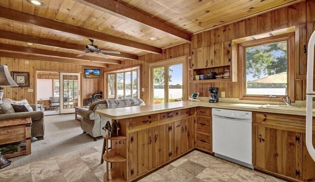Rustic Lake Escape at Two Oaks Cabin -Roberds Lake in Faribault