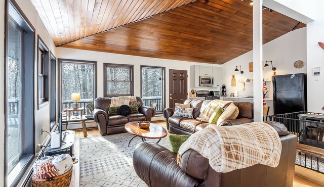 Rustic Mountain Retreat Just Minutes to Pico & Killington for a Perfect Getaway in Mendon