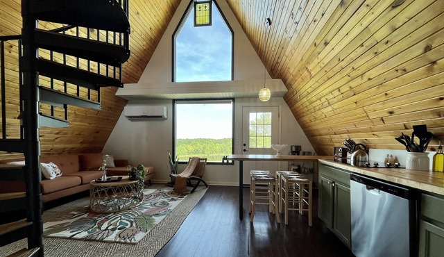 Scenic 2BR A-Frame w/Hot Tub & Views in Makanda