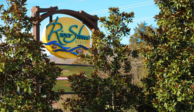 Scenic Smoky Mountain Views From This Luxurious *Top Floor* Owner Managed Condo in Pigeon Forge