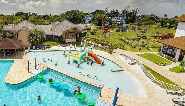 Sea-views 4BD villa on sandy beach, private pool & golf cart, gym/tennis!