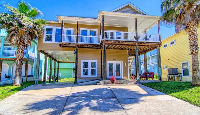 Seaside Paradise – Upstairs Unit 3BR/2BA – Great deck! Close to beach and pool. in Port Aransas