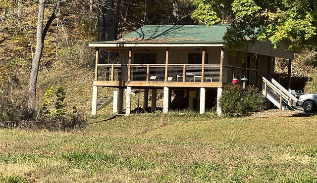 Secluded Couple’s one bedroom creek view cabin on Craigs Creek in Oriskany Va. in Eagle Rock