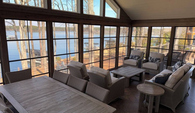 Secluded Lake Oconee 4 Bed/4 BA lakefront home w/Private dock, 10 Min to Publix in Eatonton