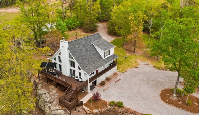Secluded Mountain House on 12 acres w/Pond! 20 min to downtown Chattanooga! in Chattanooga