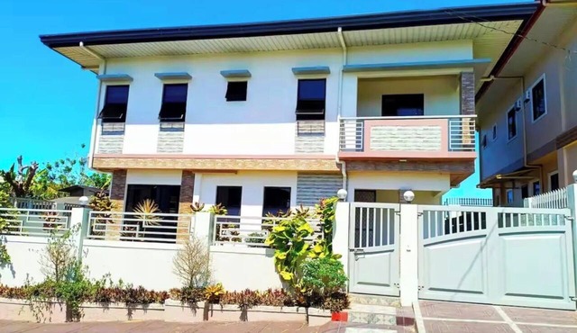 Serene 7-Bedroom Retreat House near Attractions and Dining Tagayay