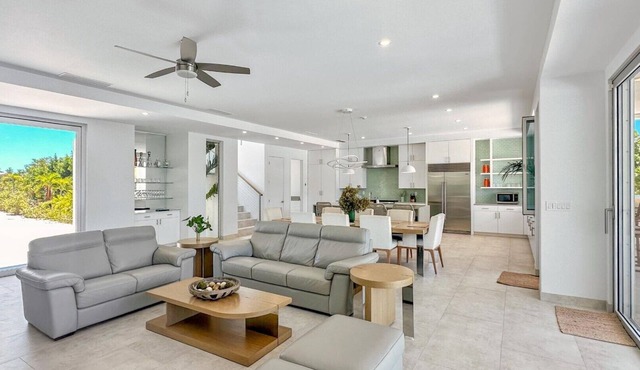 Serene Villa with 6 Bedrooms! Overlooking the sparkling Caribbean Sea