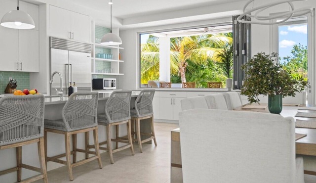 Serene Villa with 6 Bedrooms! Overlooking the sparkling Caribbean Sea