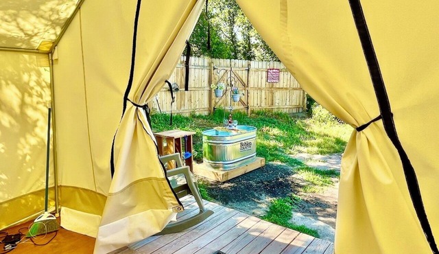 “Shady Pine” Glamping + Outdoor Tub & Hot Water in Monument