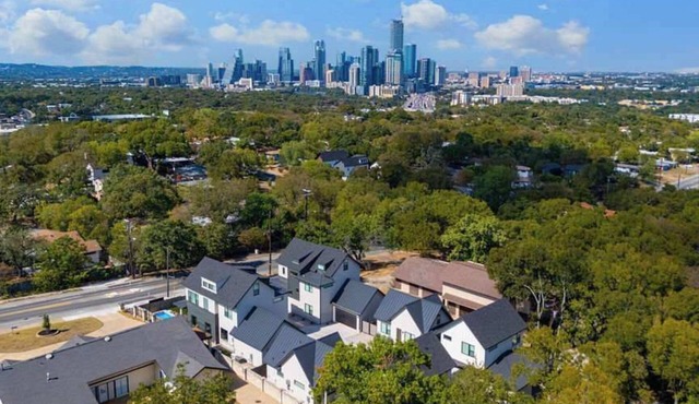 Sleeps 20, 5br Pool table, Chef's Kitchen, Pool in Austin