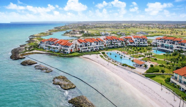 Sotogrande: Beachfront condo w/housekeeper, plunge pool, beach & pool
