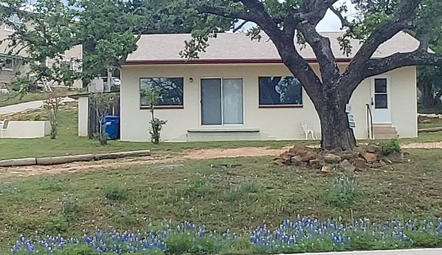 Spacious 1 bedroom 1 bath house sleeps 5 one block from Burnet County Boat Ramp in Burnet