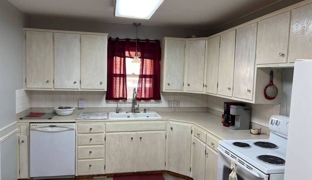 Spacious 2 bedroom home in quiet neighborhood w/ mini workout room in Russell