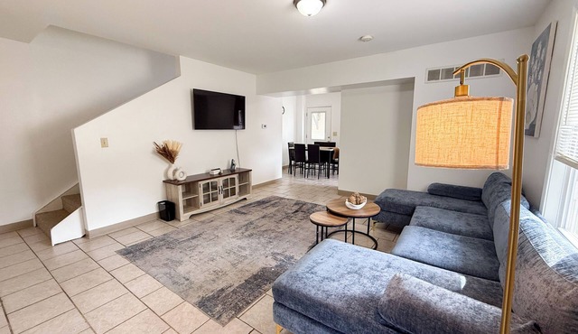 Spacious 3BR/2BA Home – Queen Beds + TVs in Every Room in Macomb