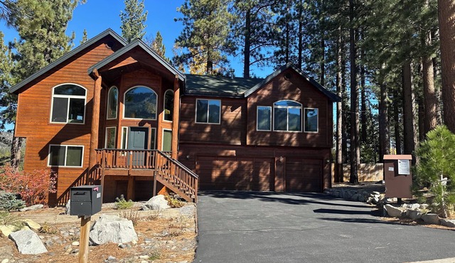 Spacious 4-bedroom house with beautiful views in South Lake Tahoe in South Lake Tahoe
