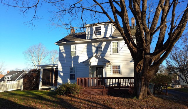 Spacious 4 Bedroom Colonial close to Old Sturbridge Village and Brimfield Fair. in Southbridge